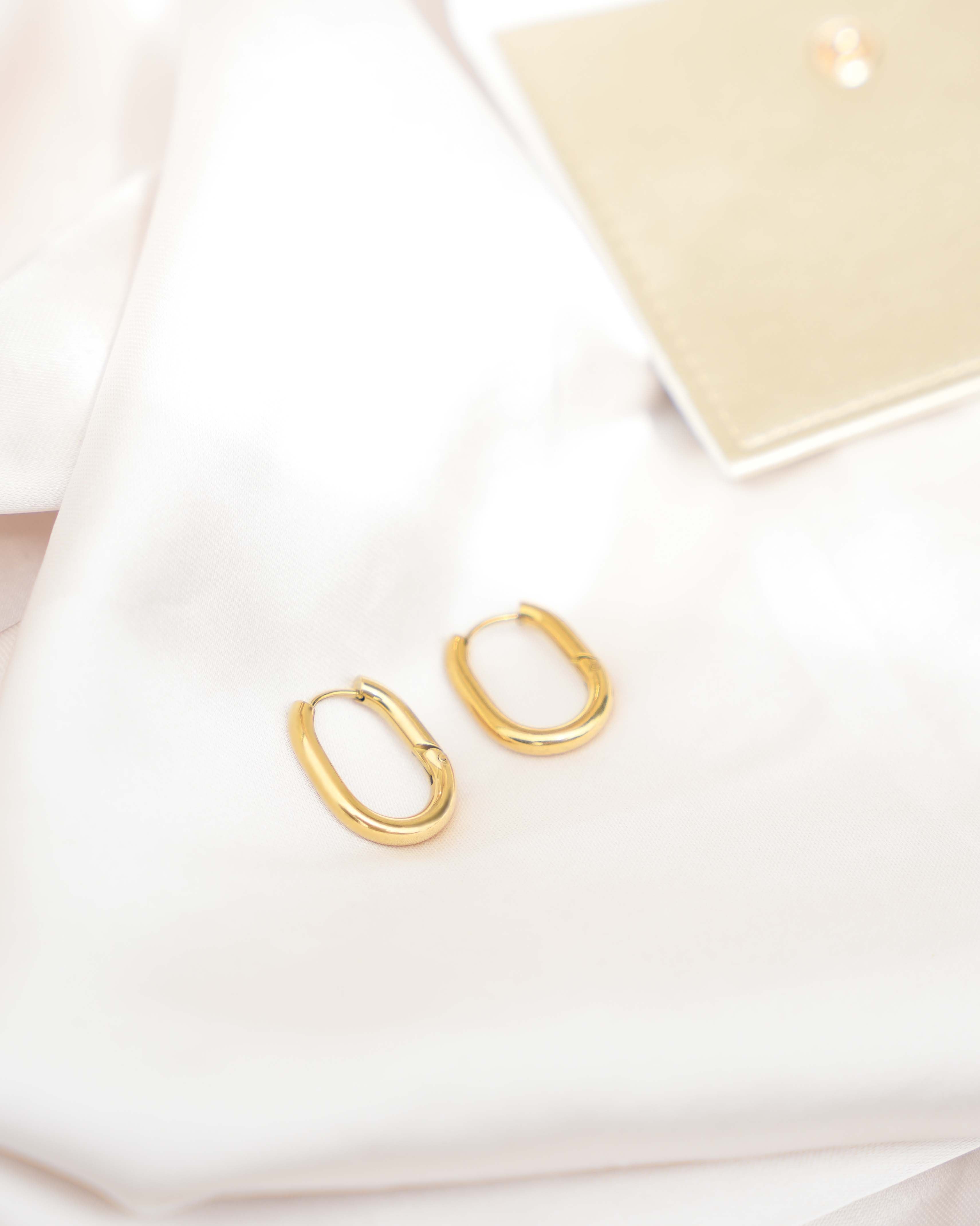 Claudia - 18k Gold Oval Earrings