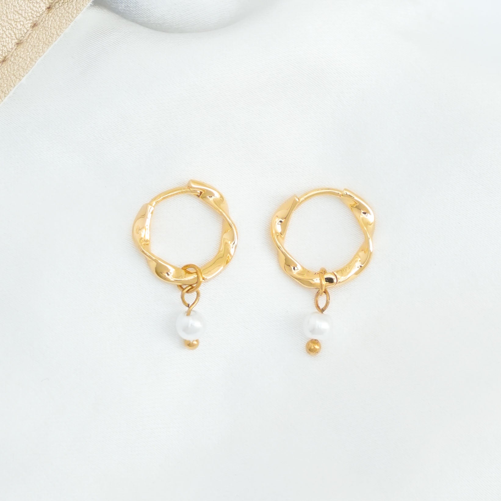 Charleston - 18k Gold Pearl Huggie Earrings