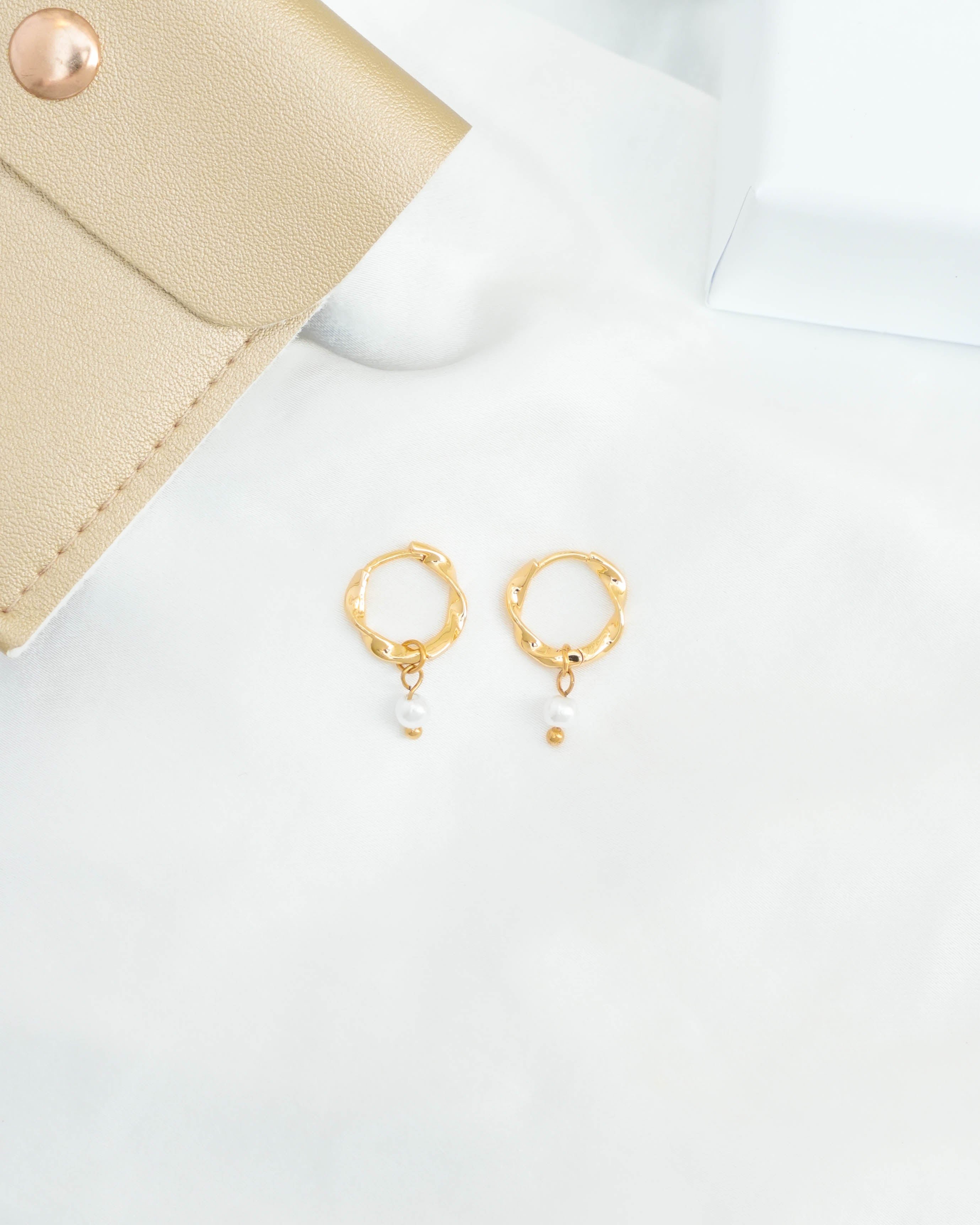 Charleston - 18k Gold Pearl Huggie Earrings