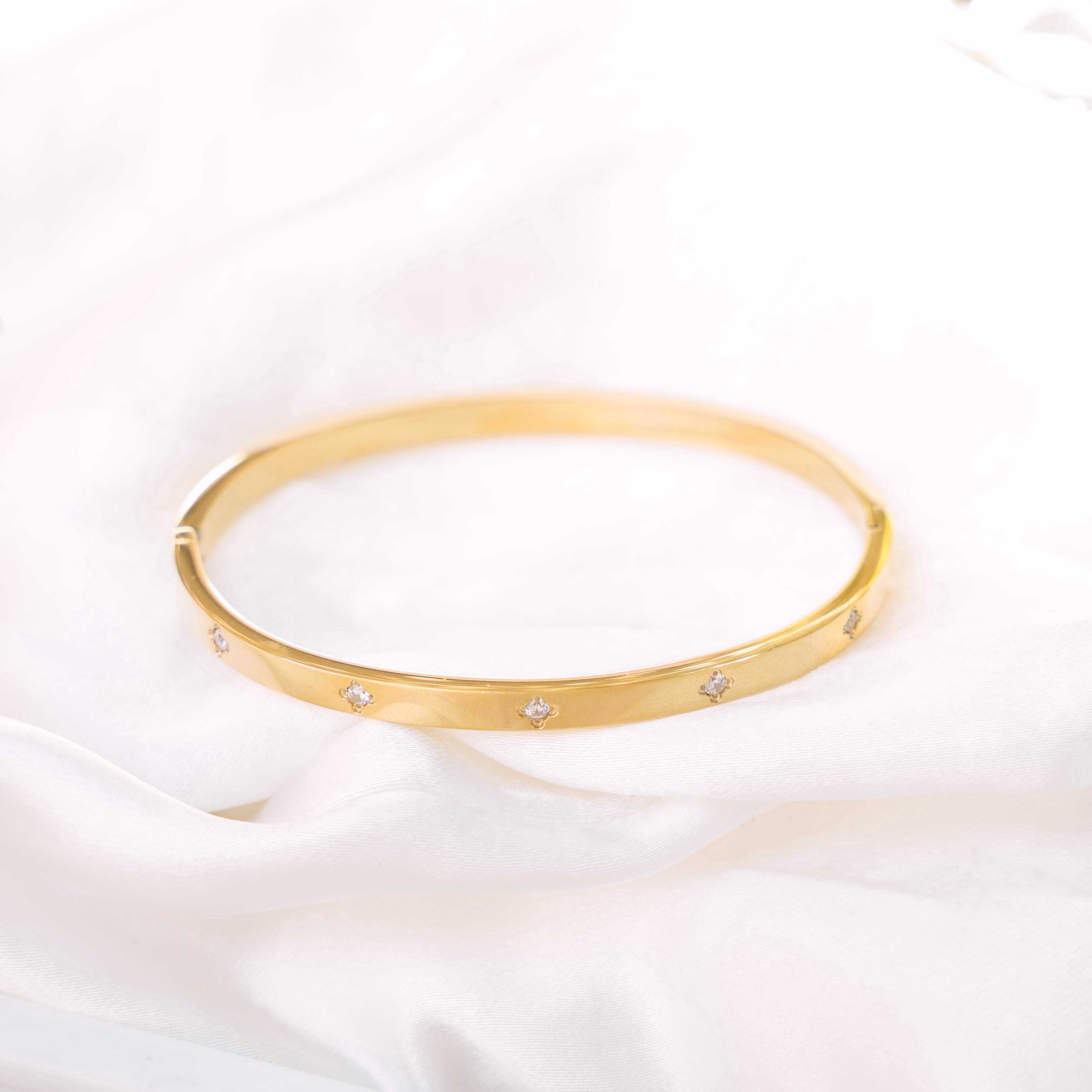 Candace - 18k Gold Bangle Clover Bracelet