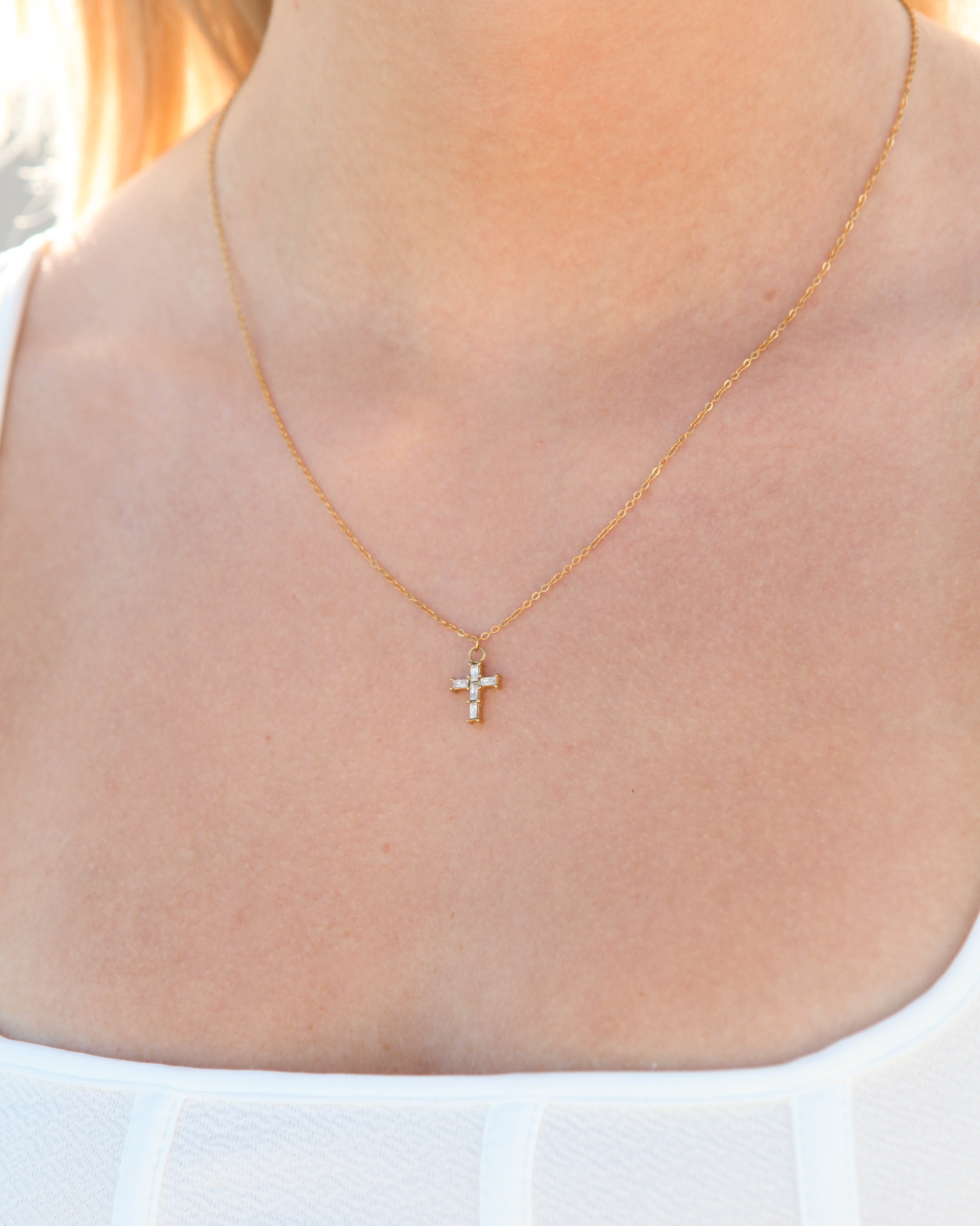 Cross - 18k Gold Zirconia Necklace